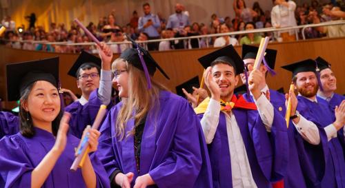 上海纽约大学第一届本科生毕业。