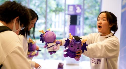 上海纽约大学十周年校庆当天，师生员工举办了丰富多彩的校庆活动为学校庆生。