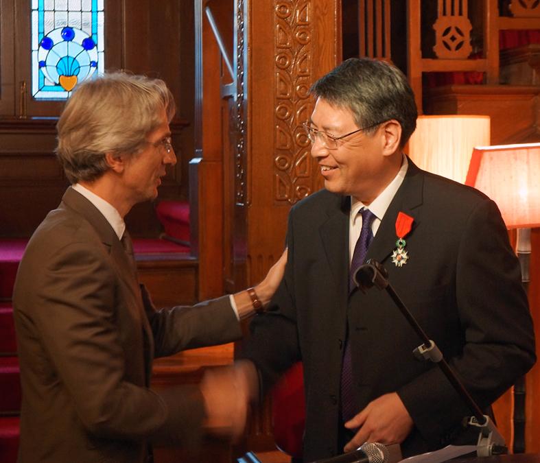 法国驻沪领馆总领事受法国总统委托向俞立中校长颁发“法国荣誉军团骑士”勋章，表彰俞立中校长在中法学术交流、科技人才培养等方面做出的杰出贡献