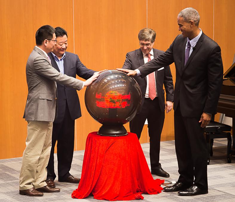 上海纽约大学-浦东经济与金融大讲堂正式启动，意味着上纽大优质教育资源向陆家嘴金融贸易区辐射，在积极为浦东经济发展服务方面又迈出一大步