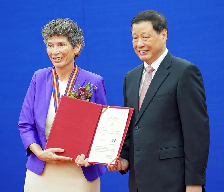 上海纽约大学教务长衞周安继雷蒙校长之后，荣获上海市政府颁发的“白玉兰荣誉奖”。此后，学校计算机、数据科学与工程学部主任Keith Ross，联聘教授Charles Newman及商学部主任陈宇新也因对上海学术建设及对外学术交流的突出贡献，荣获上海市“白玉兰纪念奖”