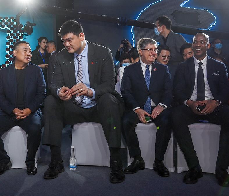 雷蒙校长作为中美“乒乓外交”亲历者，与中国乒乓球协会主席刘国梁、中国篮球协会主席姚明等人共同出席纪念中美“乒乓外交”50周年活动。图｜中新网