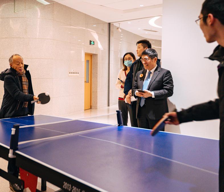 中国前外交部长李肇星等人应邀出席了上海纽约大学携手华东师范大学共同举办的中美《上海公报》发表50周年纪念活动。活动结束后，李肇星外长在童世骏校长的陪同下，在校园内与同学们重温“小球转动大球”的历史佳话